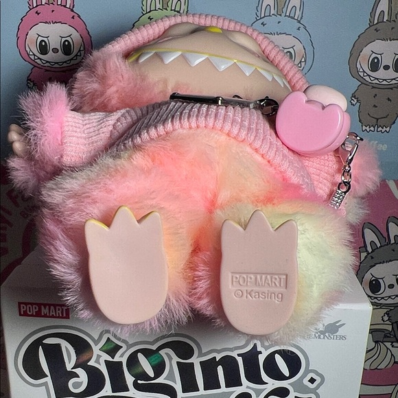 POP MART LABUBU Big Into Energy With Outfit Shirt and Beanie LOYALTY - Picture 8 of 17